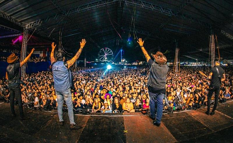 Traia Véia Arrasta Multidão Na Expo Palotina 2025 Com Show Para Mais De 30 Mil Pessoas