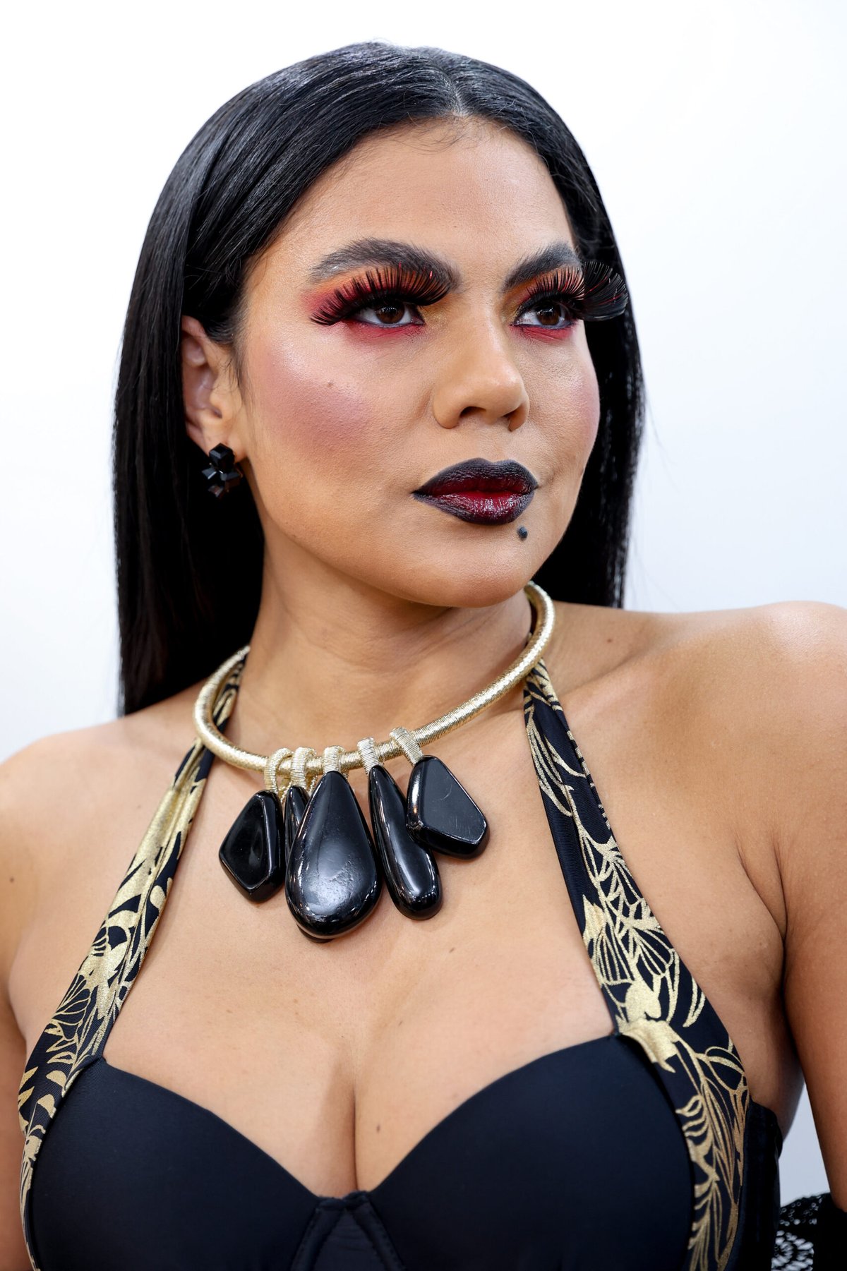 Yara Castanha estrela make Halloween “Bruxa Incendiária”