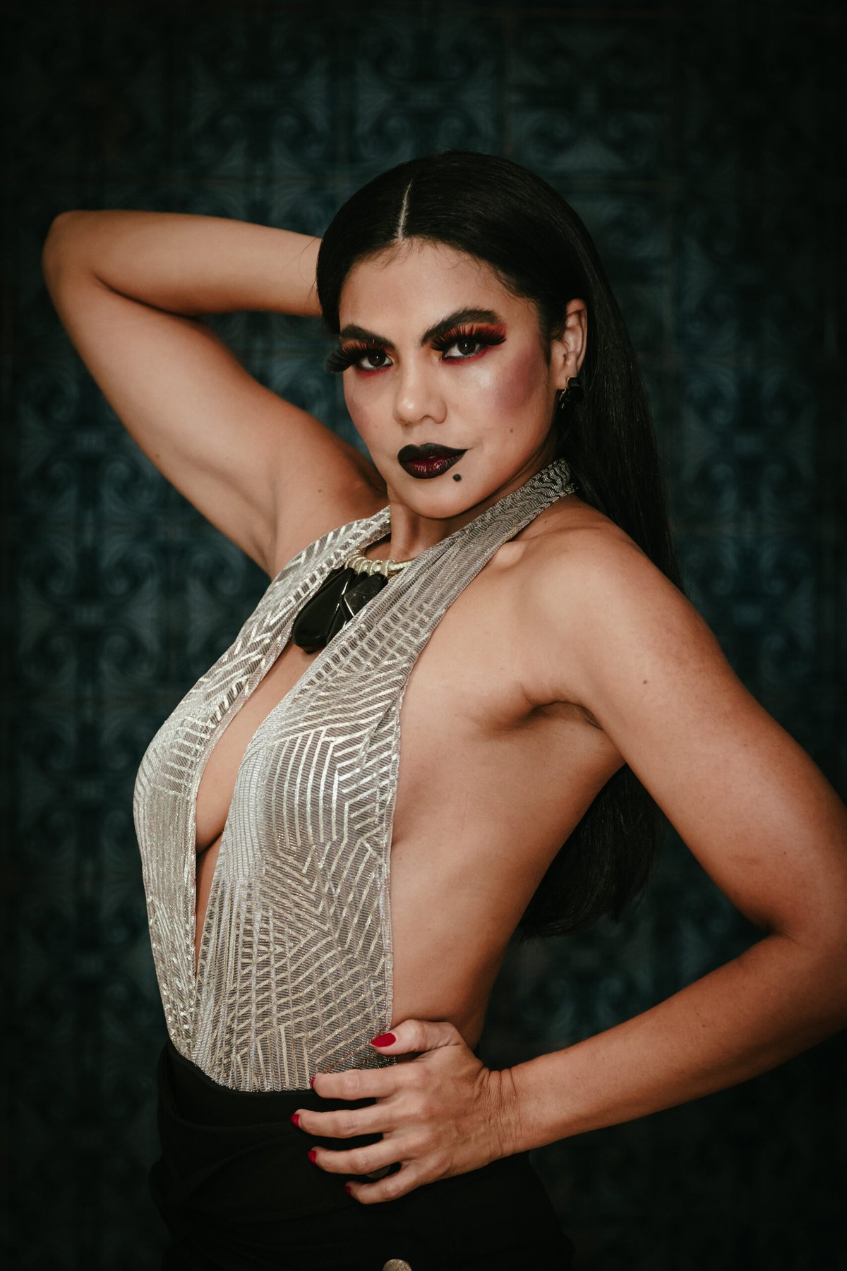 Yara Castanha estrela make Halloween “Bruxa Incendiária”