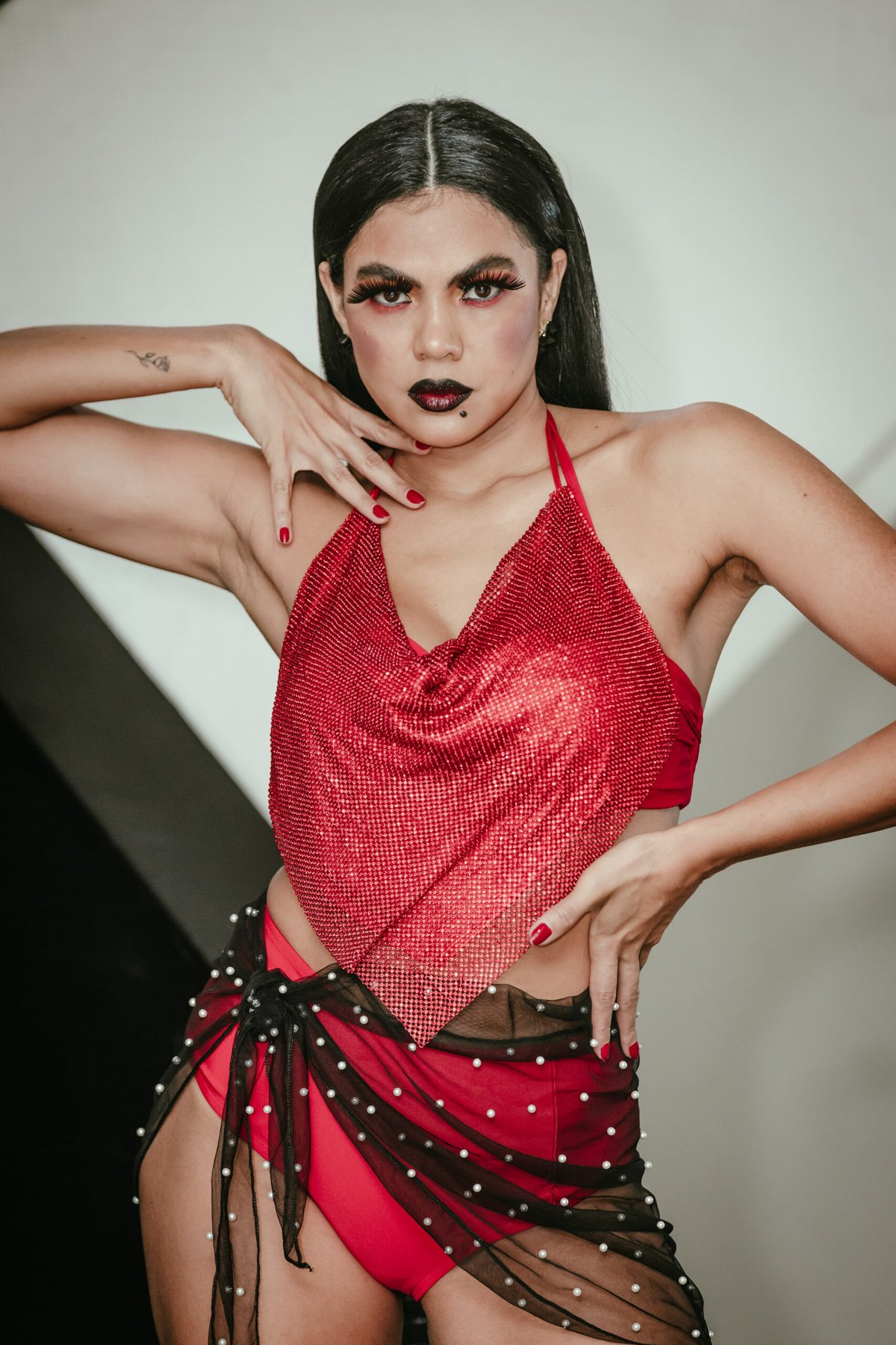 Yara Castanha estrela make Halloween “Bruxa Incendiária”