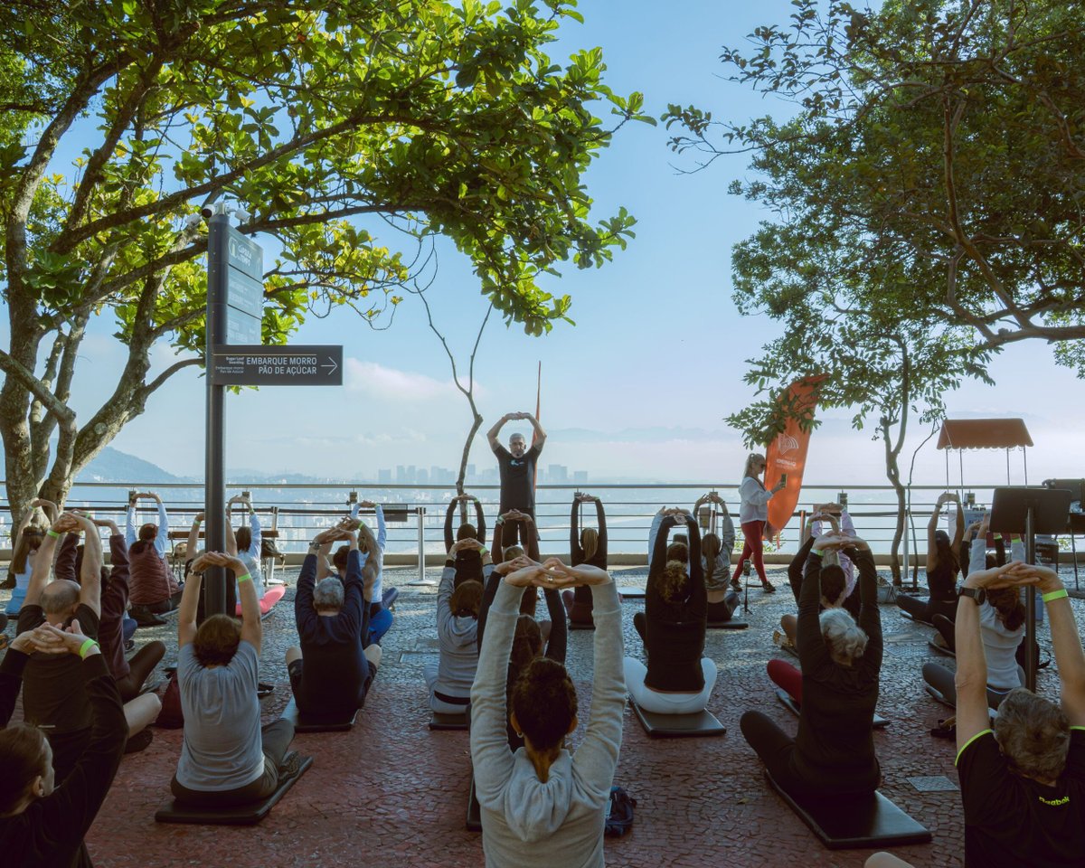 Bodytech promove aulão de yoga no Parque Bondinho pelo Outubro Rosa
