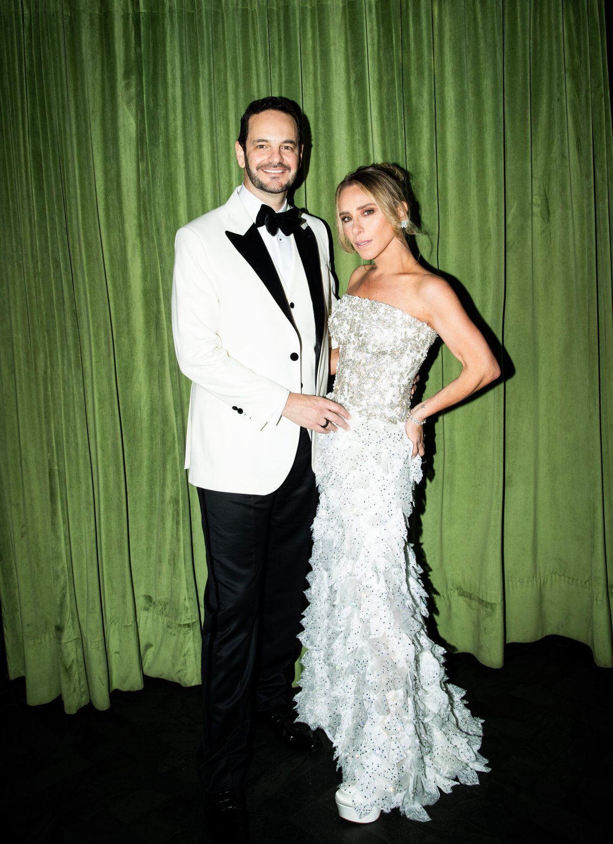 Lethicia Bronstein celebra bodas de porcelana em festa black tie