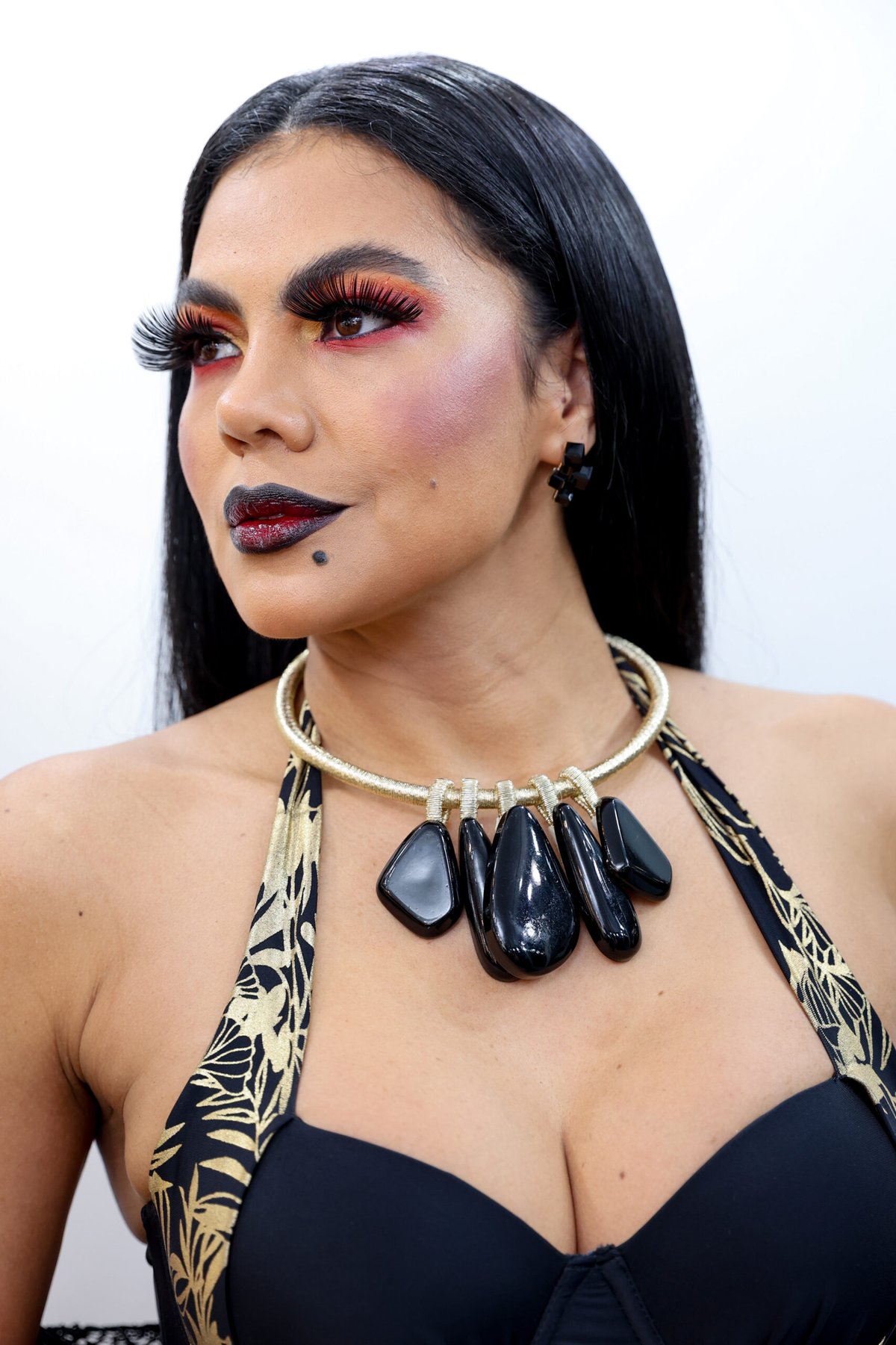 Yara Castanha estrela make Halloween “Bruxa Incendiária”