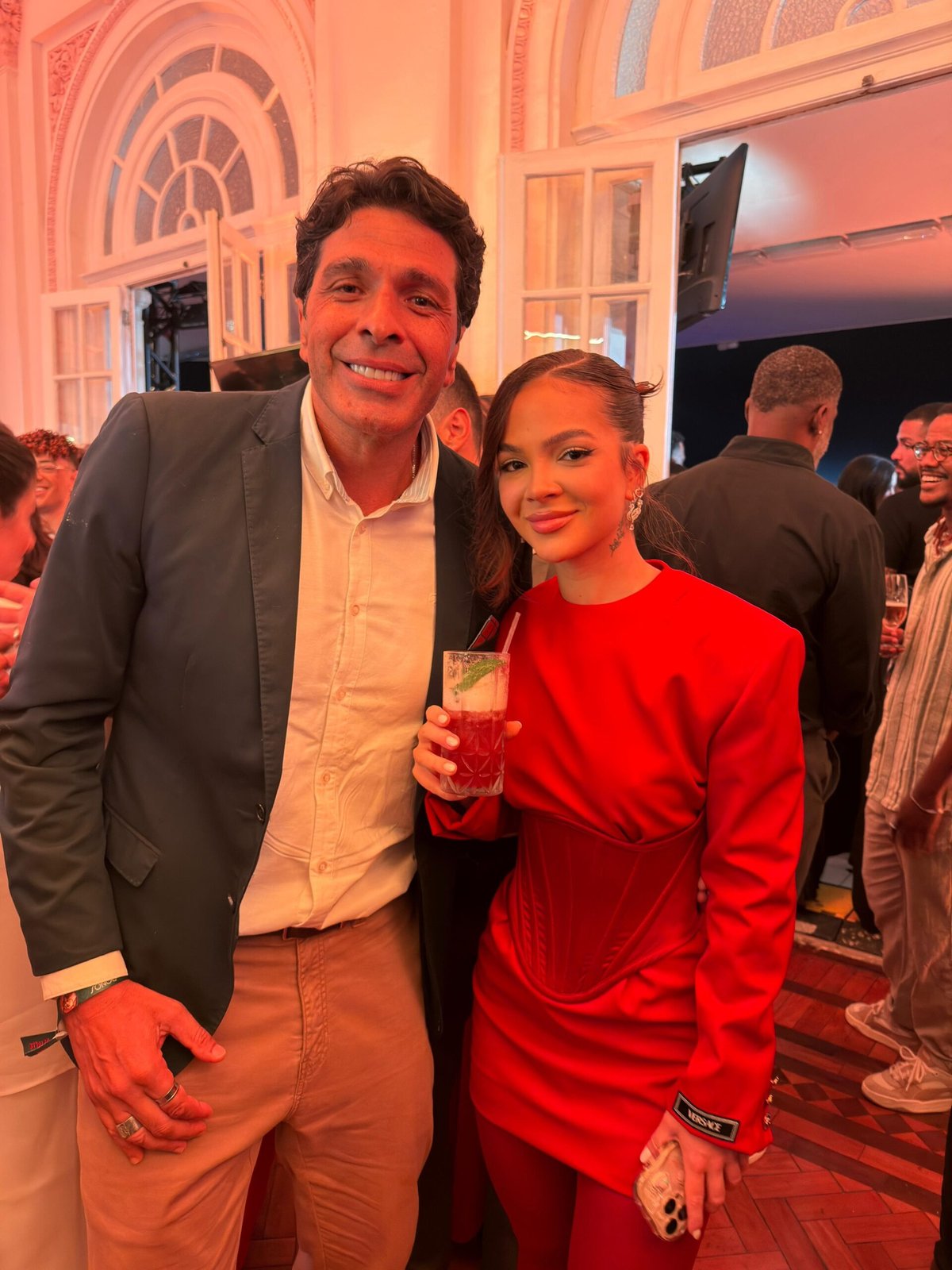 Miguel Tavares e Juliana Paes celebram estreia de “Os Donos do Jogo”