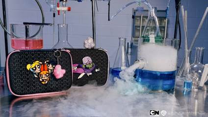 Kipling x As Meninas Superpoderosas: coleção nostálgica chega às lojas