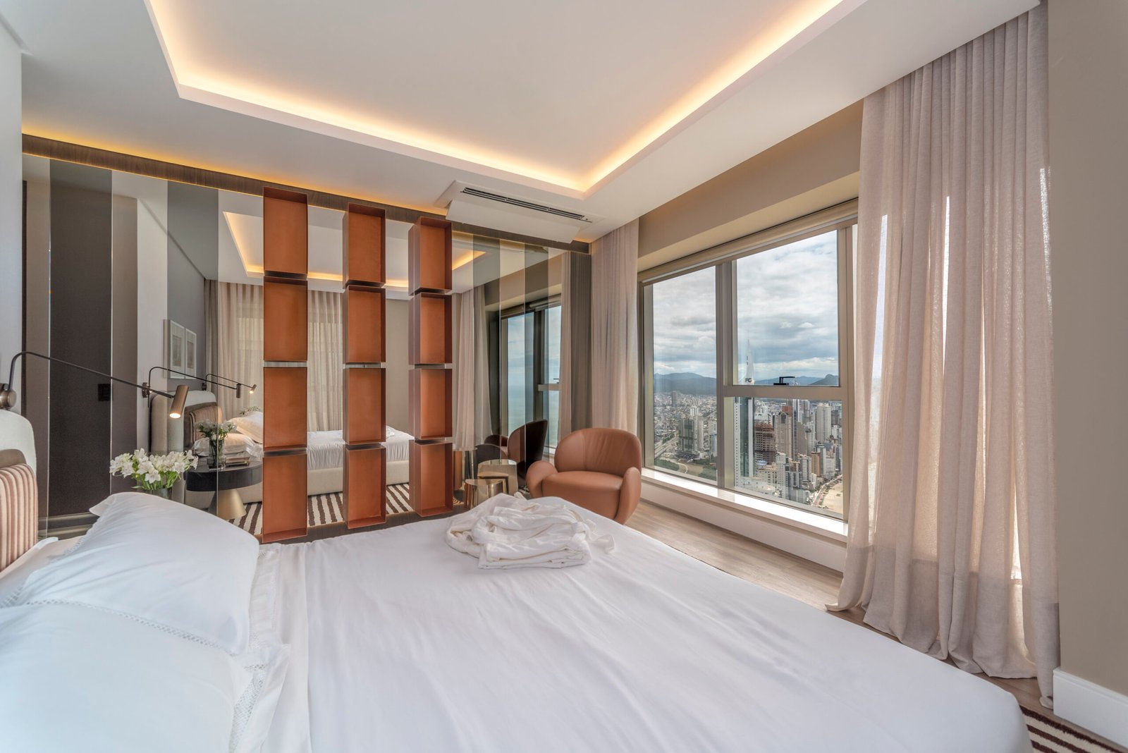 Apartamento de luxo de Neymar no Yachthouse tem móveis Fendi Casa