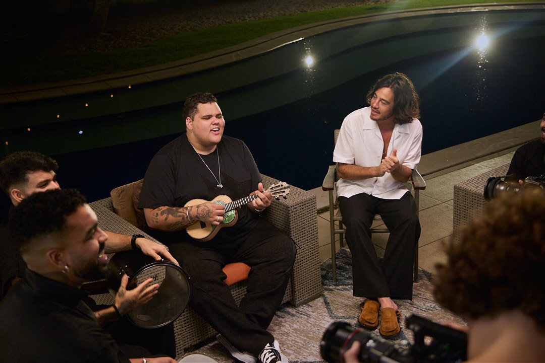 ‘Amei Te Ver’ de Tiago Iorc ganha versão inédita com Menos É Mais