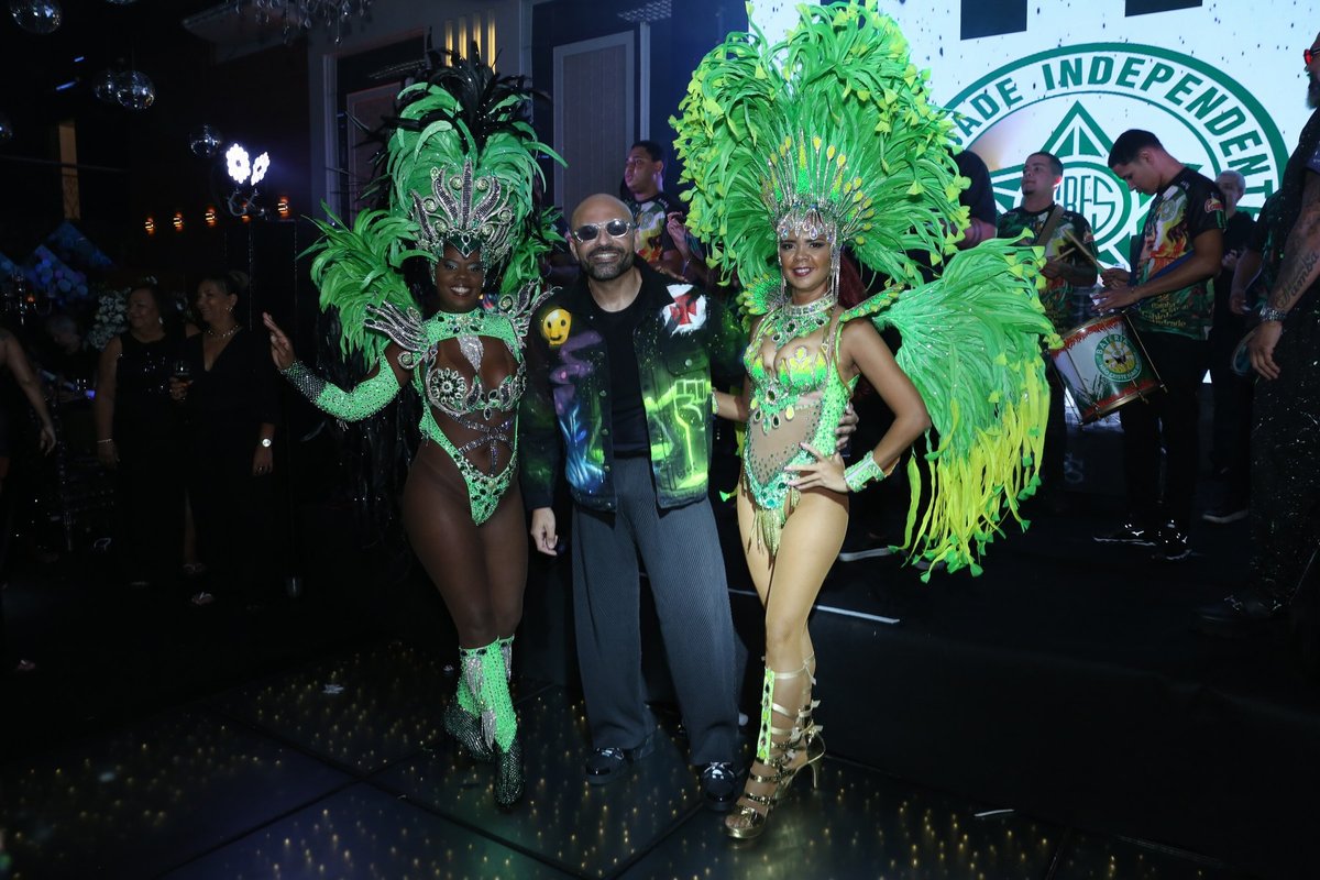 Gabriel Almeida Castro celebra 40 anos com festa elegante