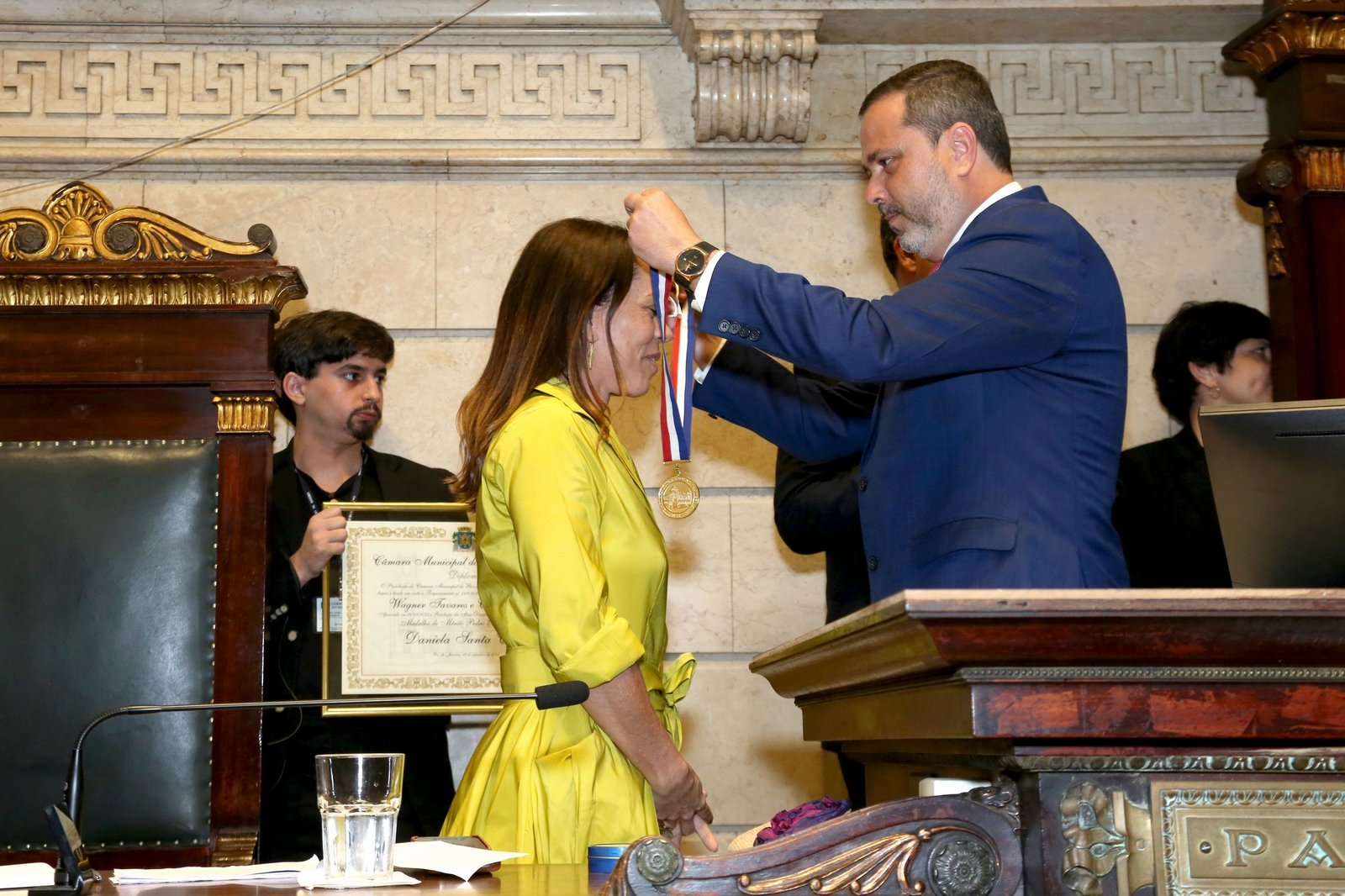 Daniela Santa Cruz é homenageada com Medalha Pedro Ernesto no Rio