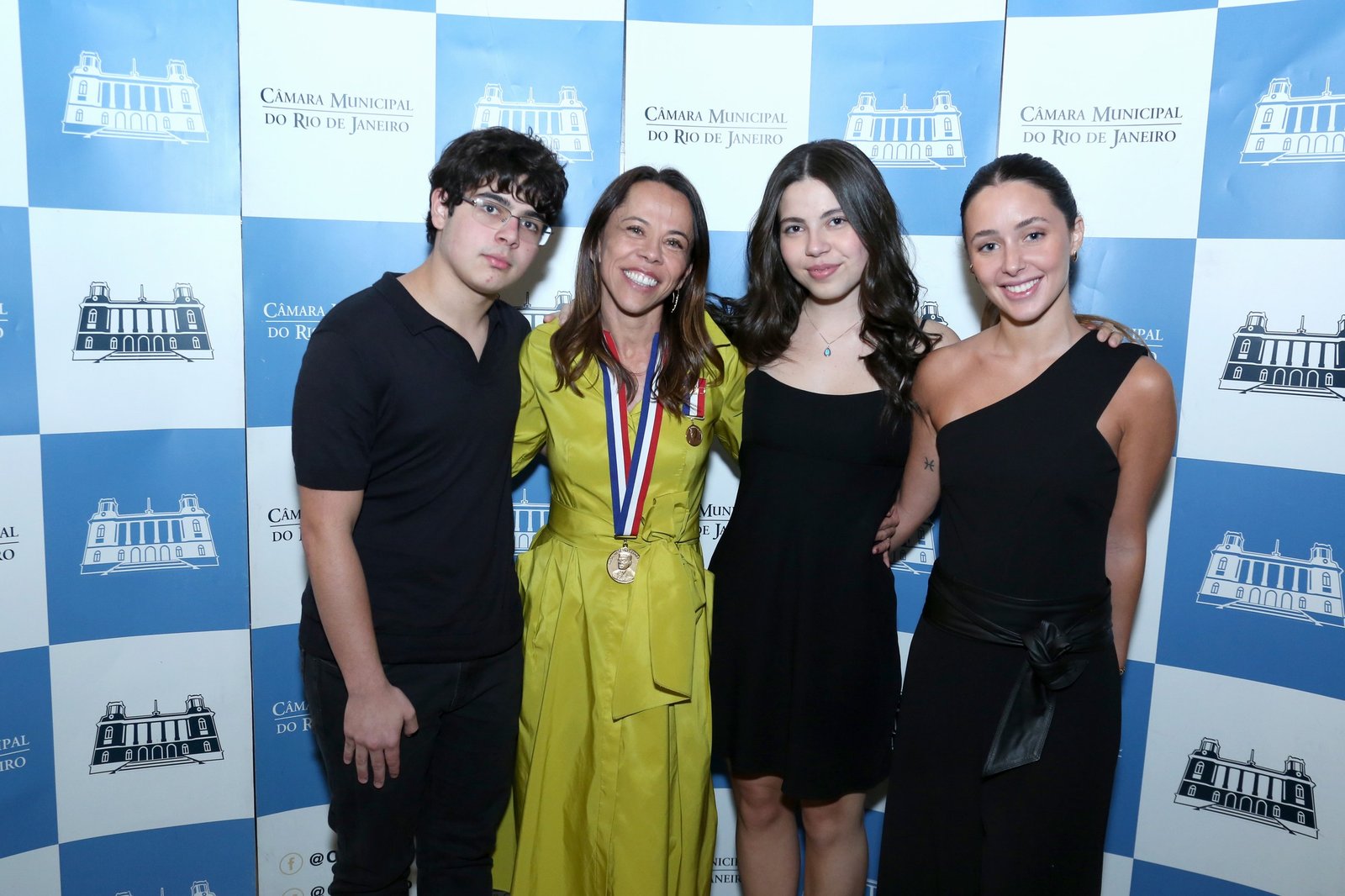 Daniela Santa Cruz é homenageada com Medalha Pedro Ernesto no Rio