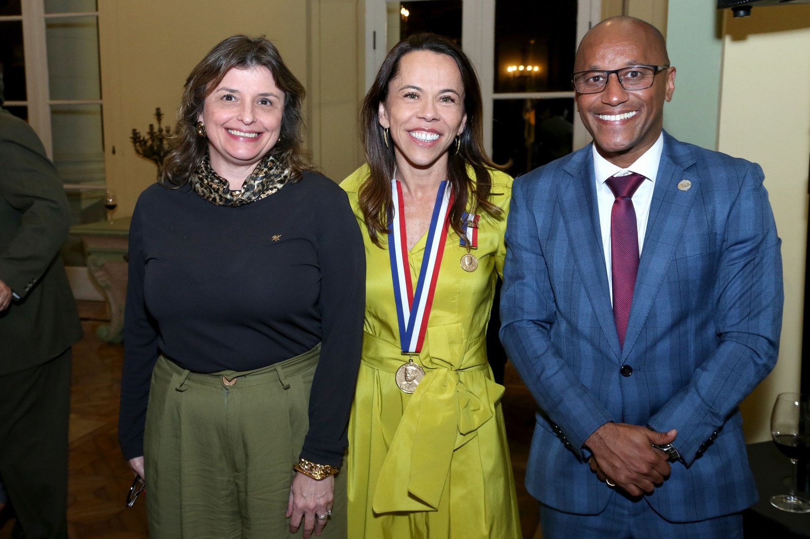 Daniela Santa Cruz é homenageada com Medalha Pedro Ernesto no Rio