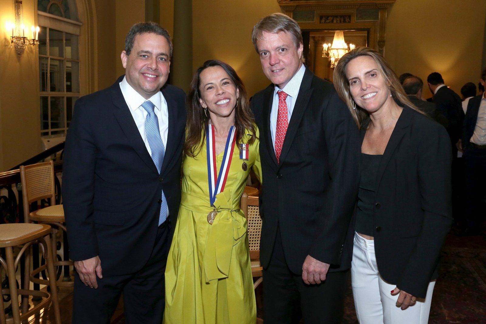 Daniela Santa Cruz é homenageada com Medalha Pedro Ernesto no Rio