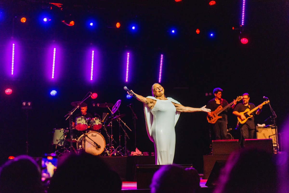 Fafá de Belém recebe Mérito Cultural PUCRS 2025 e celebra 50 anos de carreira