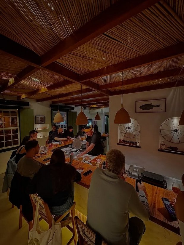 Chefs conduzem experiência omakase no Fugu, em Paraty