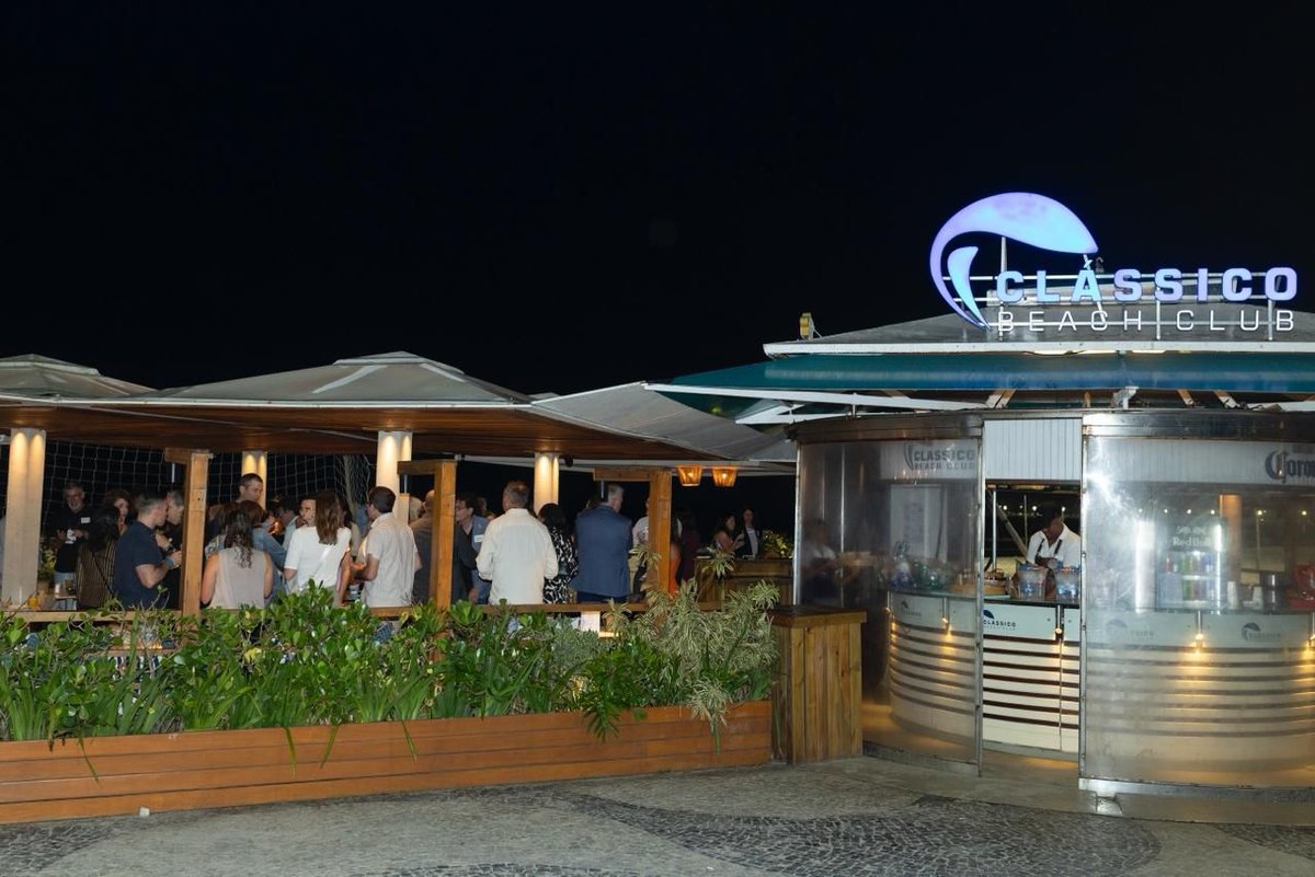 Clássico Leme anuncia Réveillon 2026 com open bar e vista para Copacabana