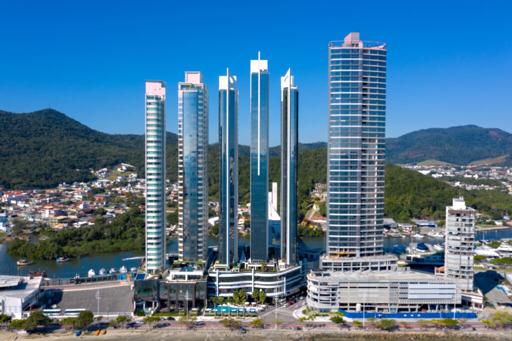 Balneário Camboriú lidera valorização imobiliária no Brasil