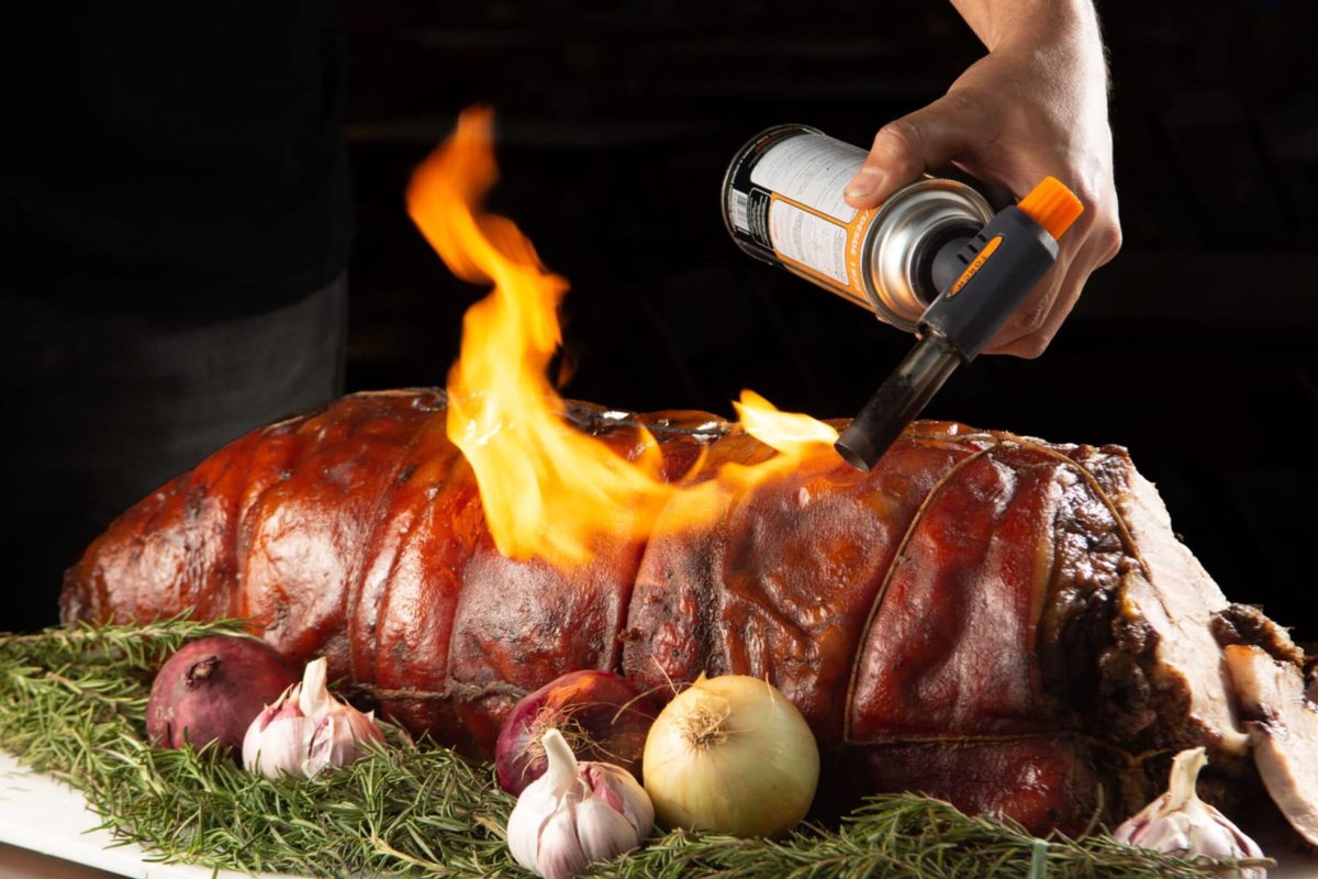 Rio Christmas debuts giant tree and samba show in Botafogo