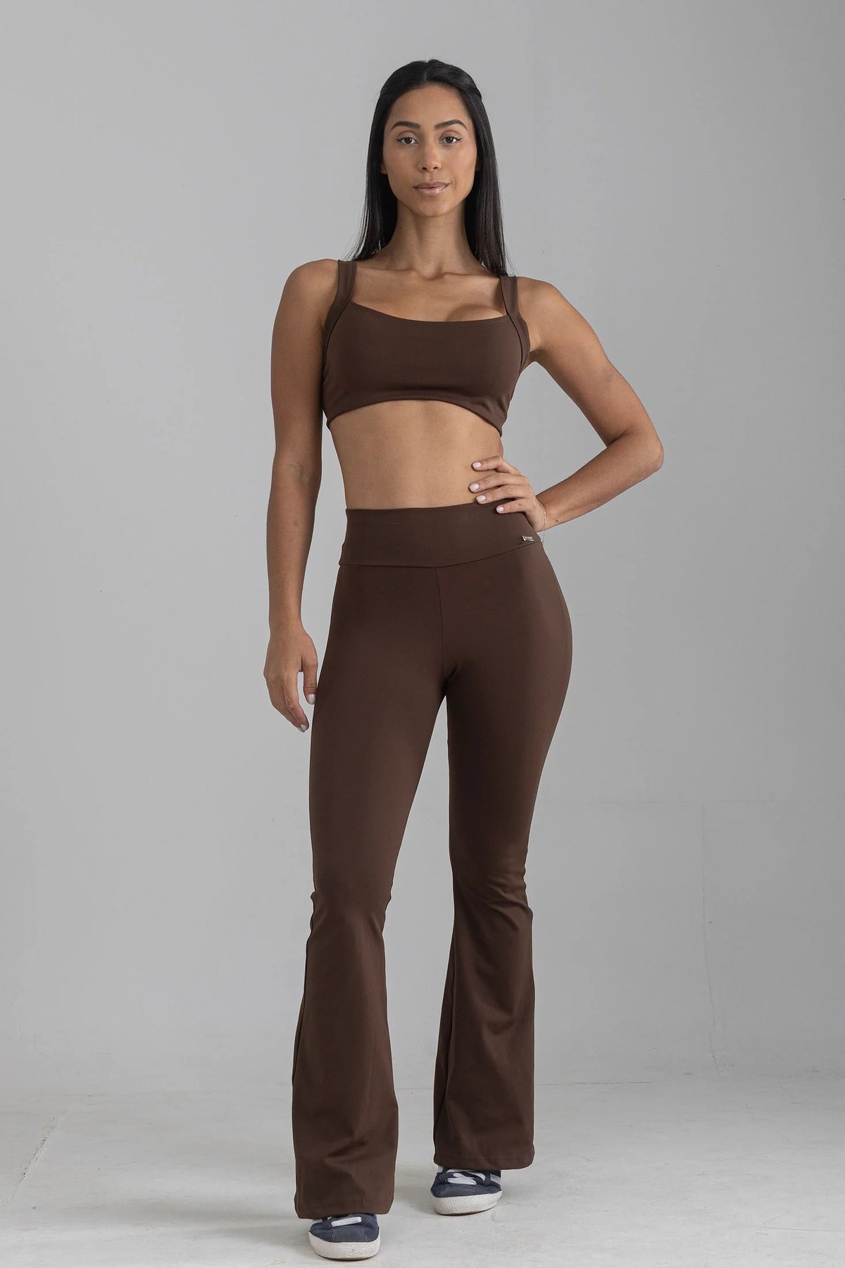 Marrom ganha espaço e se torna destaque no estilo diário