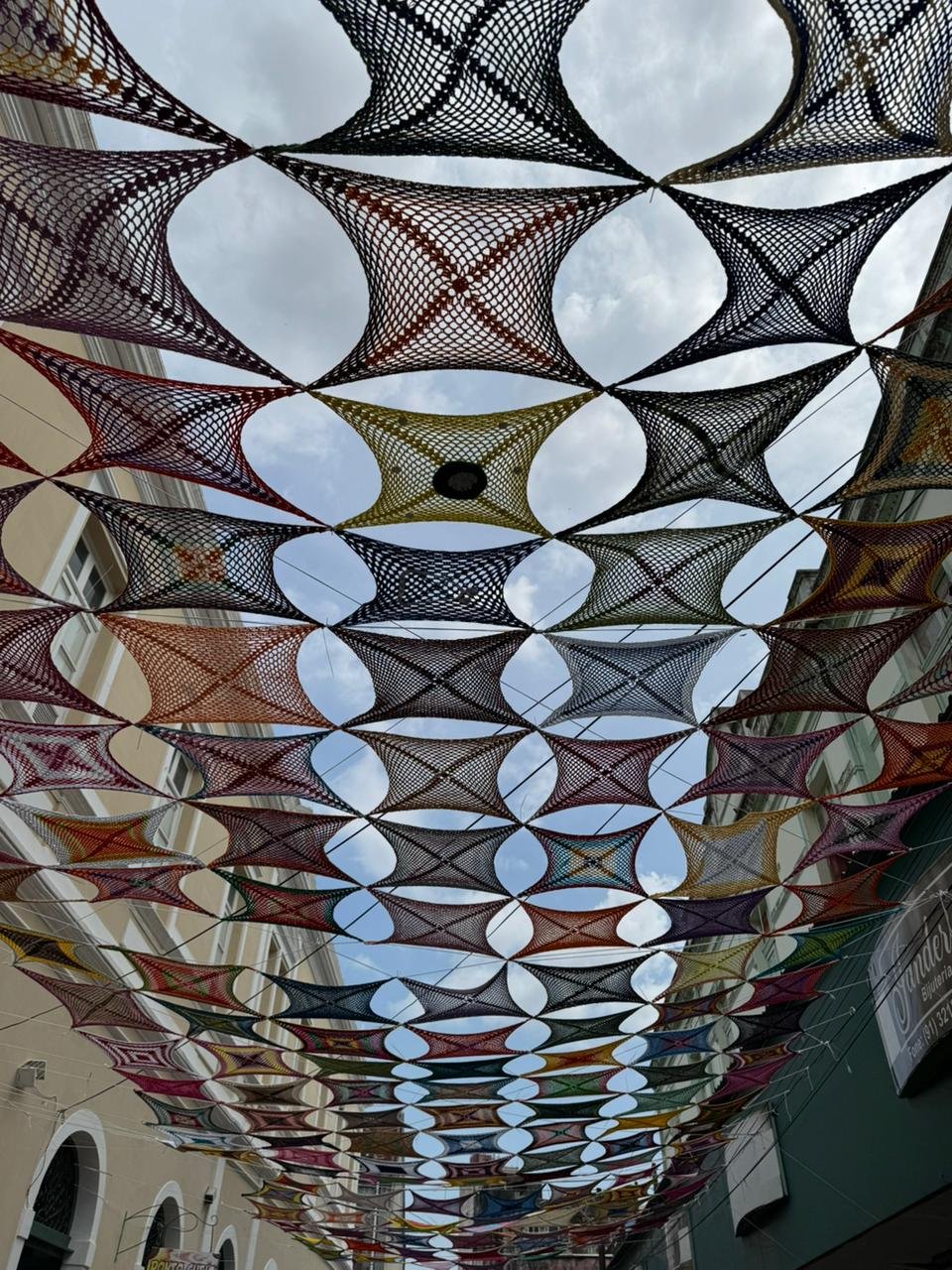 Crochê transforma rua histórica em galeria de arte em Belém