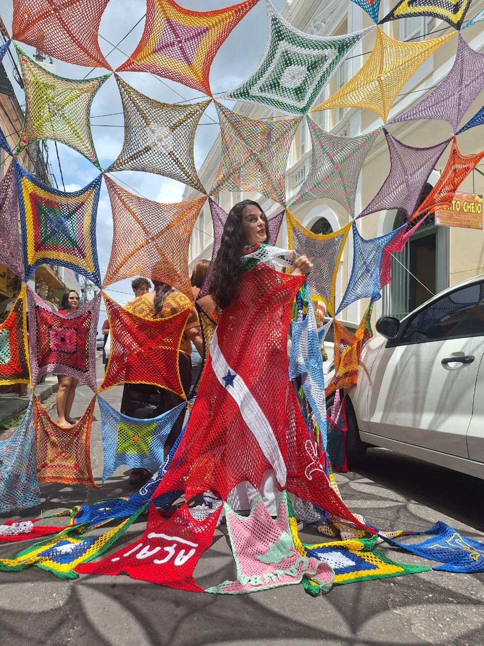 Crochê transforma rua histórica em galeria de arte em Belém