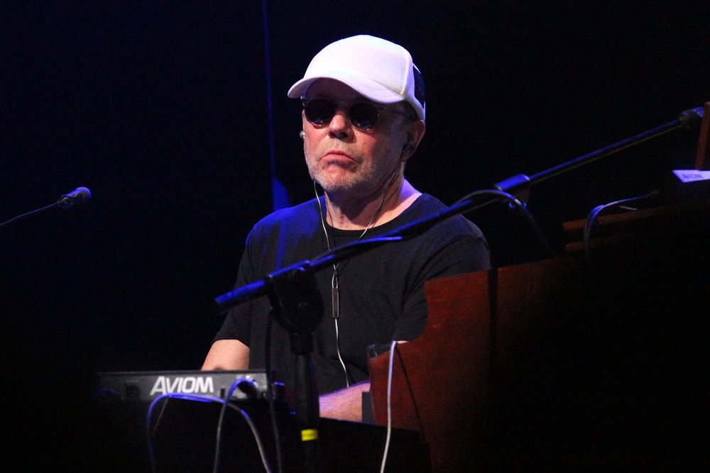 Dire Straits Legacy volta ao Rio com show nostálgico no Qualistage