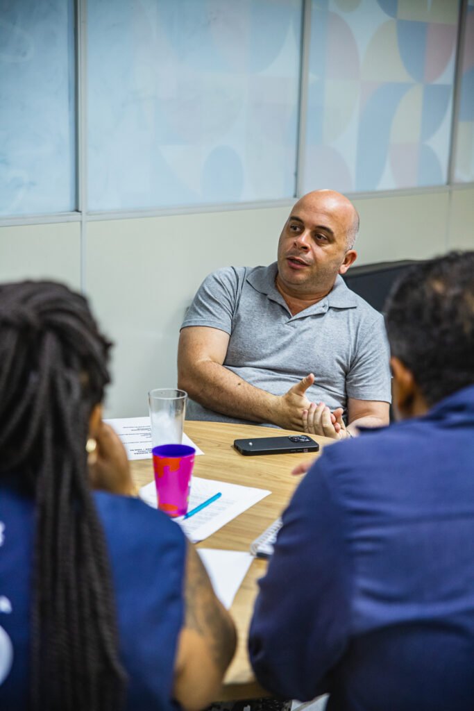 JUVRio e Liga RJ oferecem 500 bolsas de idiomas a jovens de escolas de samba