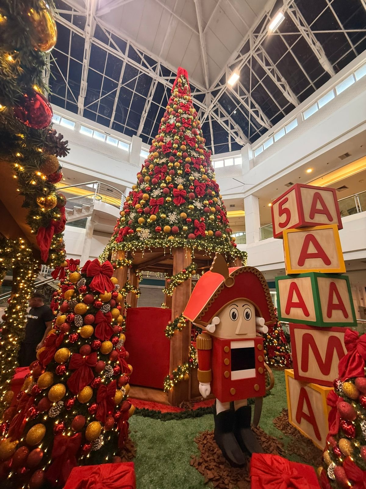 Papai Noel Chega ao Via Parque e Bossa Nova Mall com Natal Repleto de Magia
