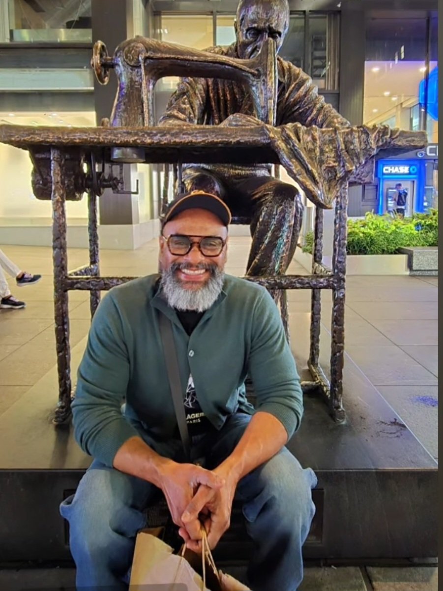 Hermes Inocencio celebra conquistas e anuncia nova coleção inspirada em Mansa Musa