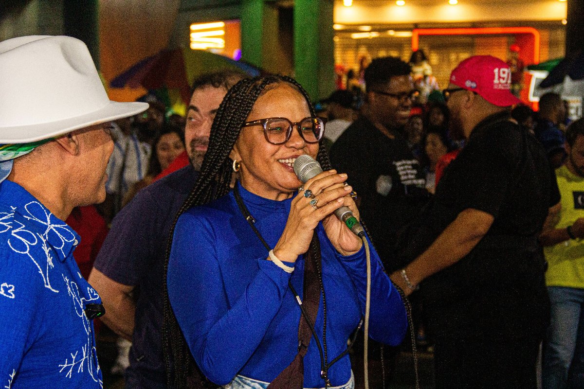 Teresa Cristina participa de ensaio da Acadêmicos de Niterói