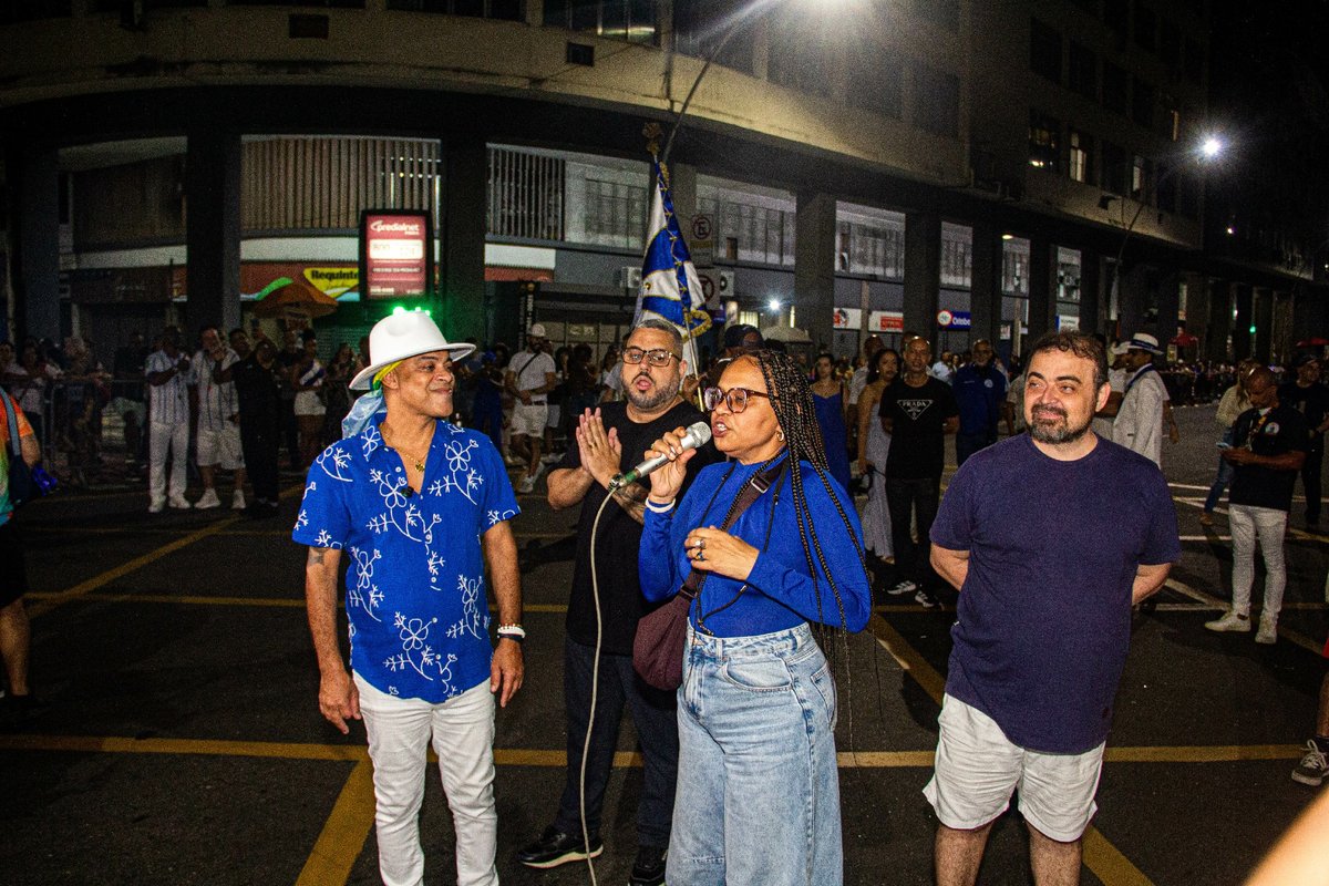 Teresa Cristina participa de ensaio da Acadêmicos de Niterói