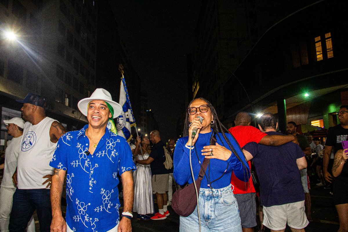 Teresa Cristina participa de ensaio da Acadêmicos de Niterói