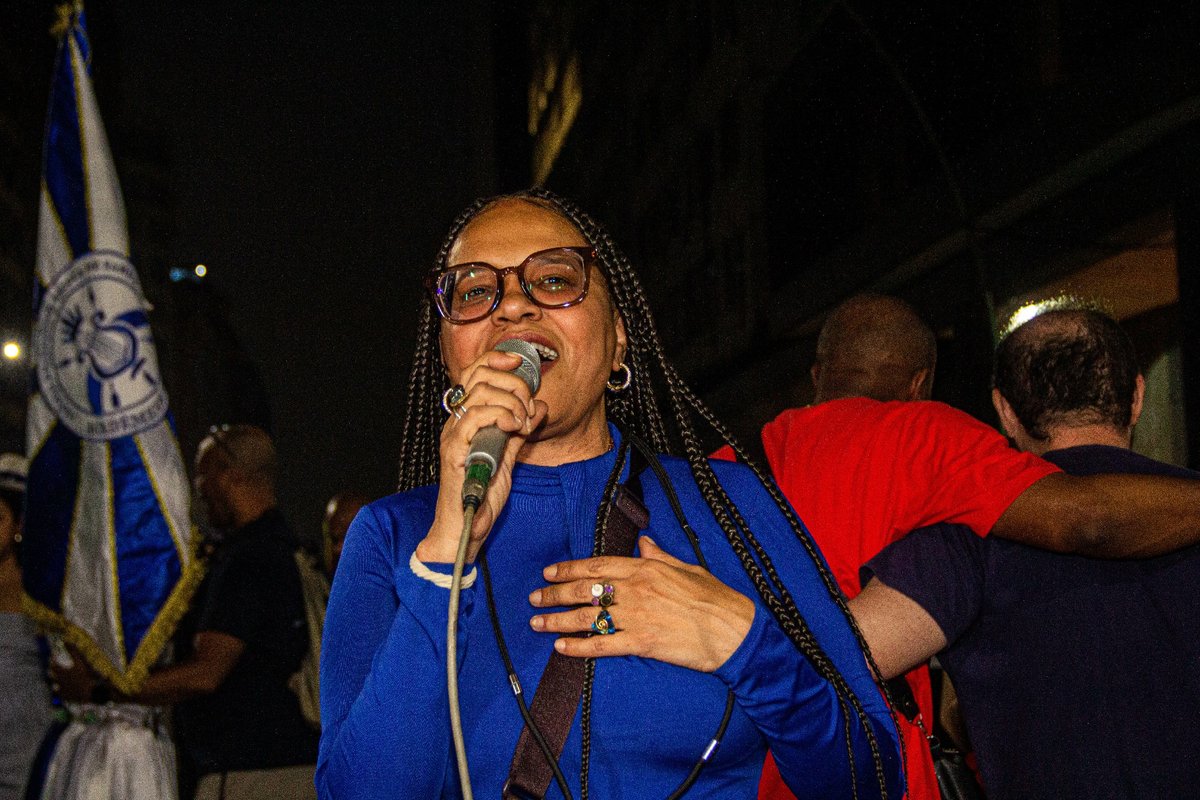 Teresa Cristina participa de ensaio da Acadêmicos de Niterói