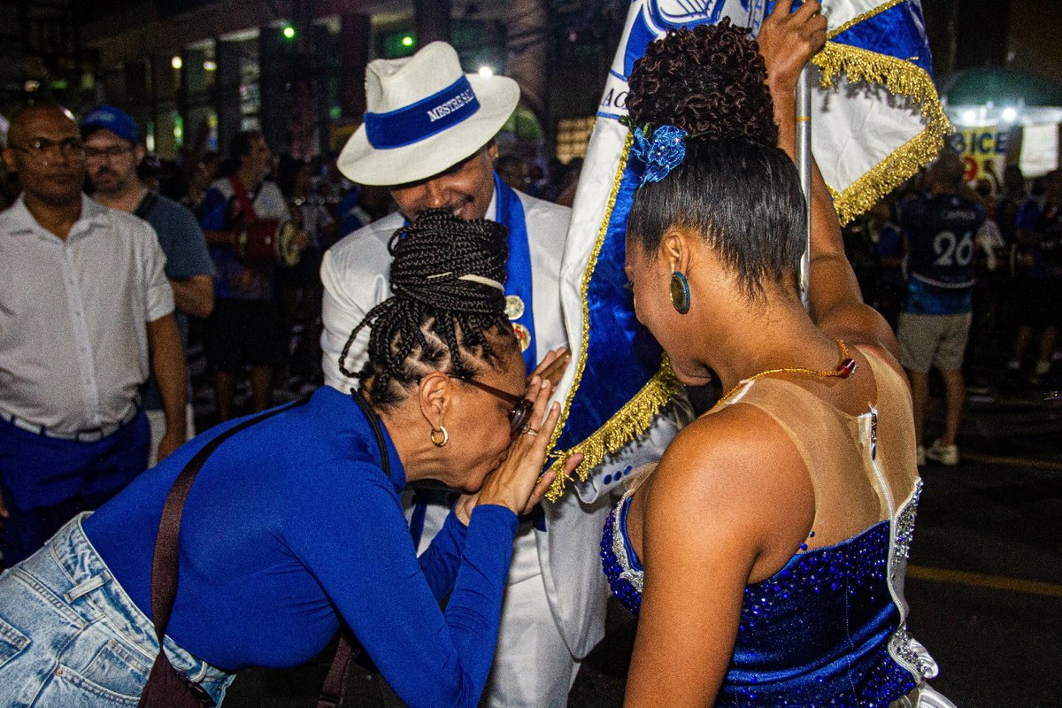 Teresa Cristina participa de ensaio da Acadêmicos de Niterói