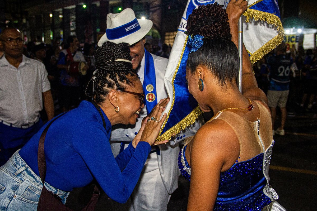 Teresa Cristina participa de ensaio da Acadêmicos de Niterói