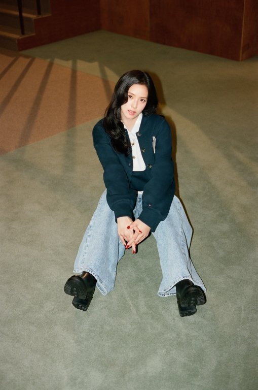 Tommy Hilfiger lança “A Hilfiger Holiday” com JISOO