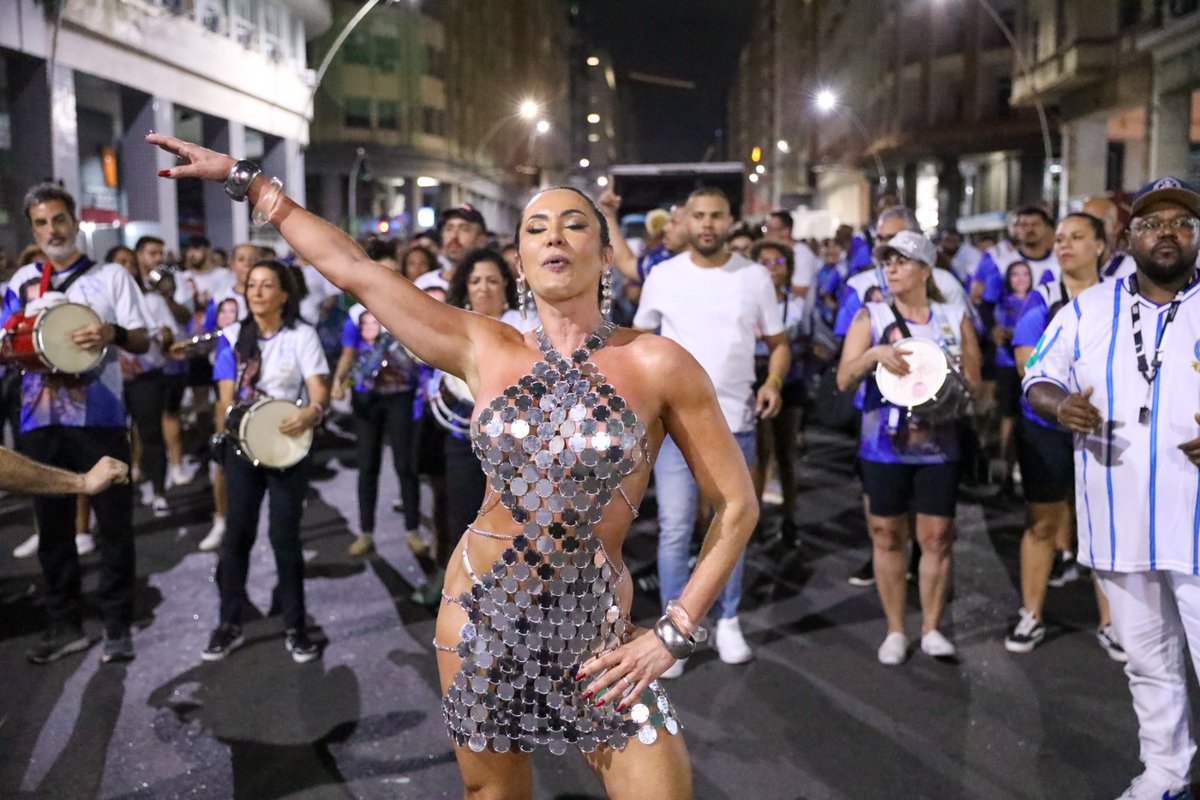 Vanessa Rangeli brilha em ensaio de rua da Acadêmicos de Niterói