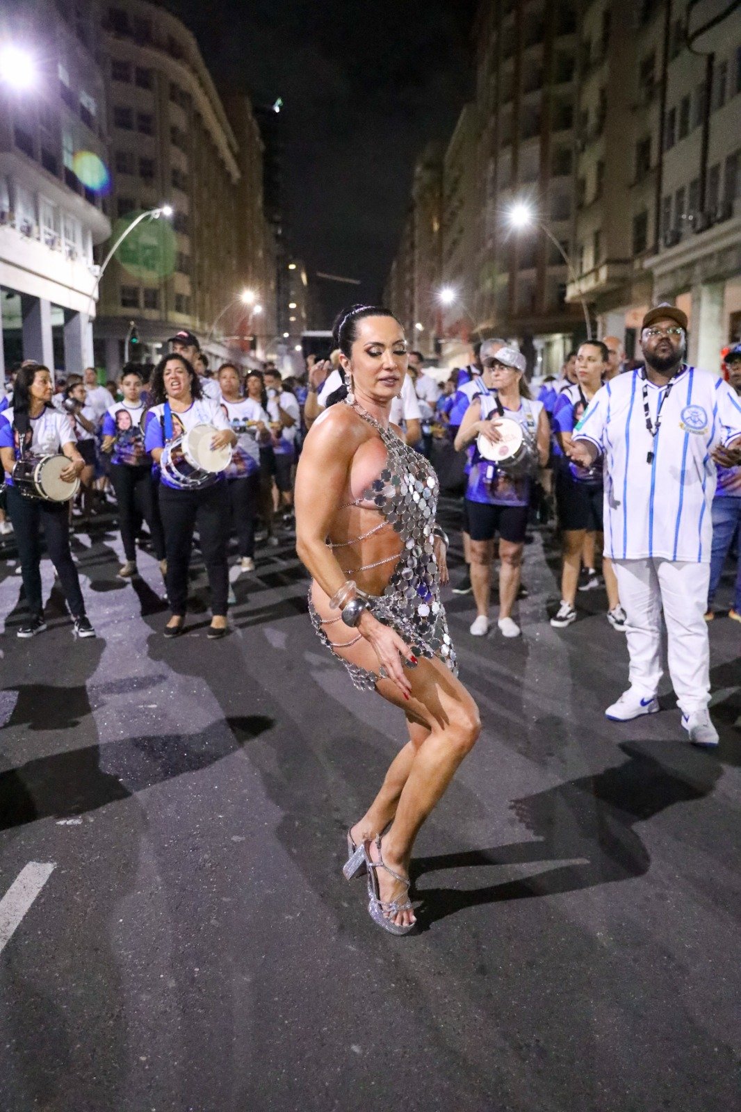 Vanessa Rangeli brilha em ensaio de rua da Acadêmicos de Niterói