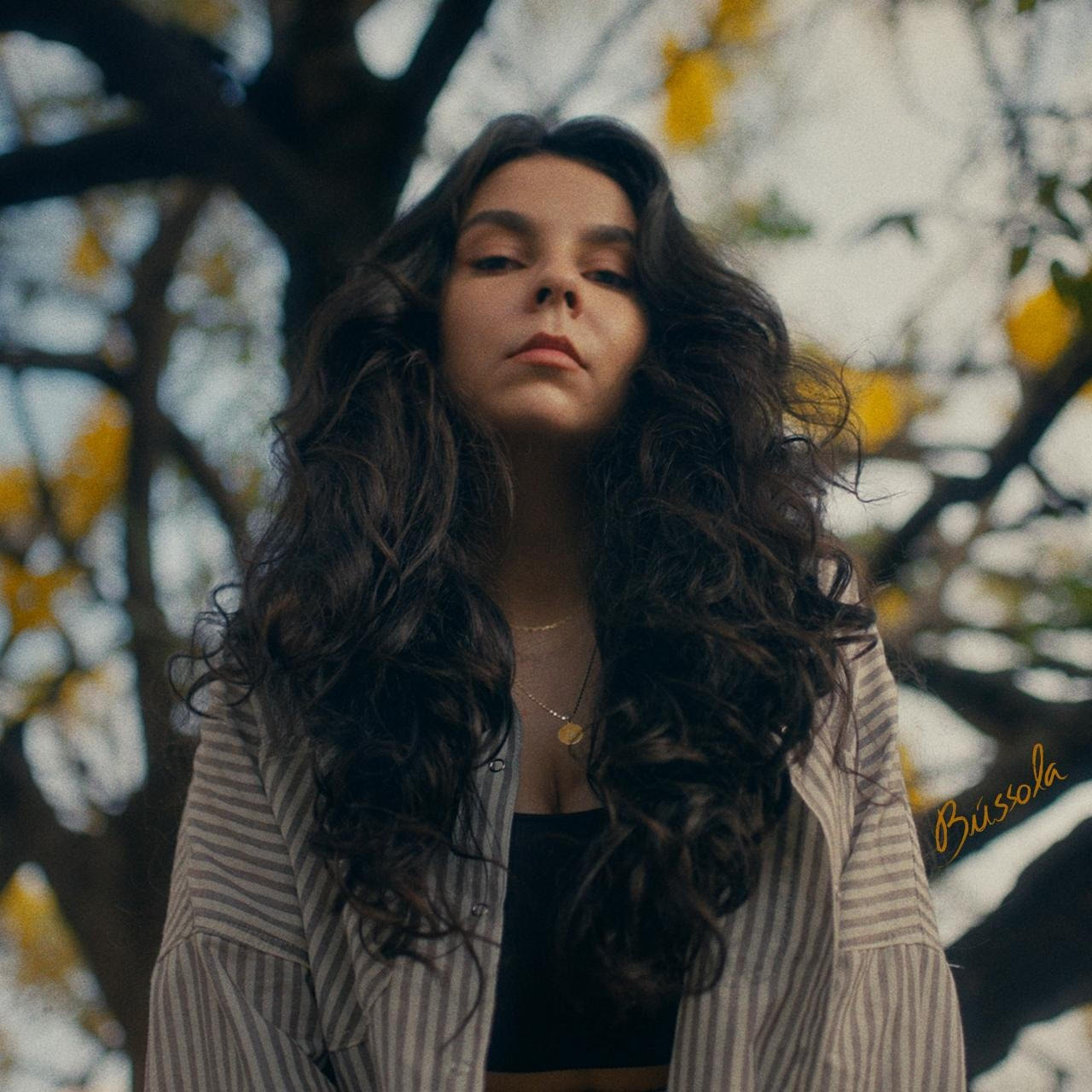 Yás lança “Bússola” e inaugura nova fase artística