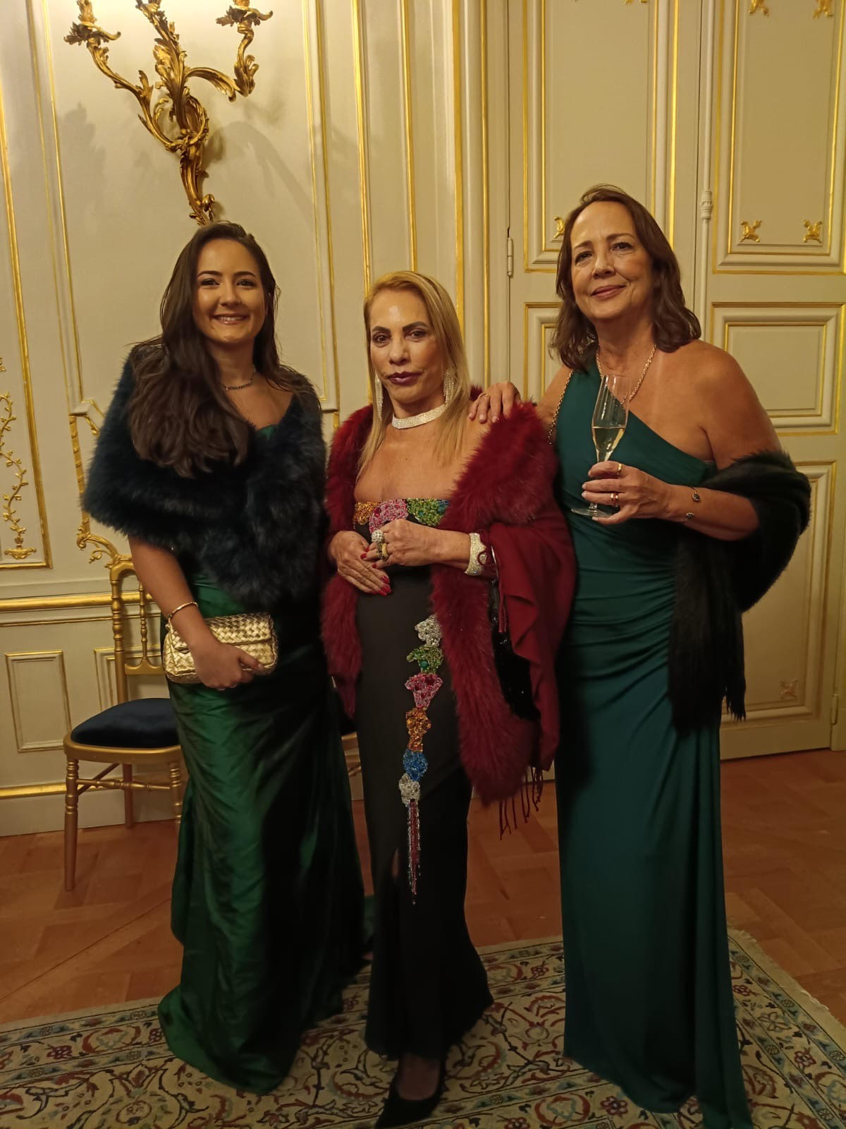 Joana Teixeira recebe homenagem em Paris por ações culturais e sociais