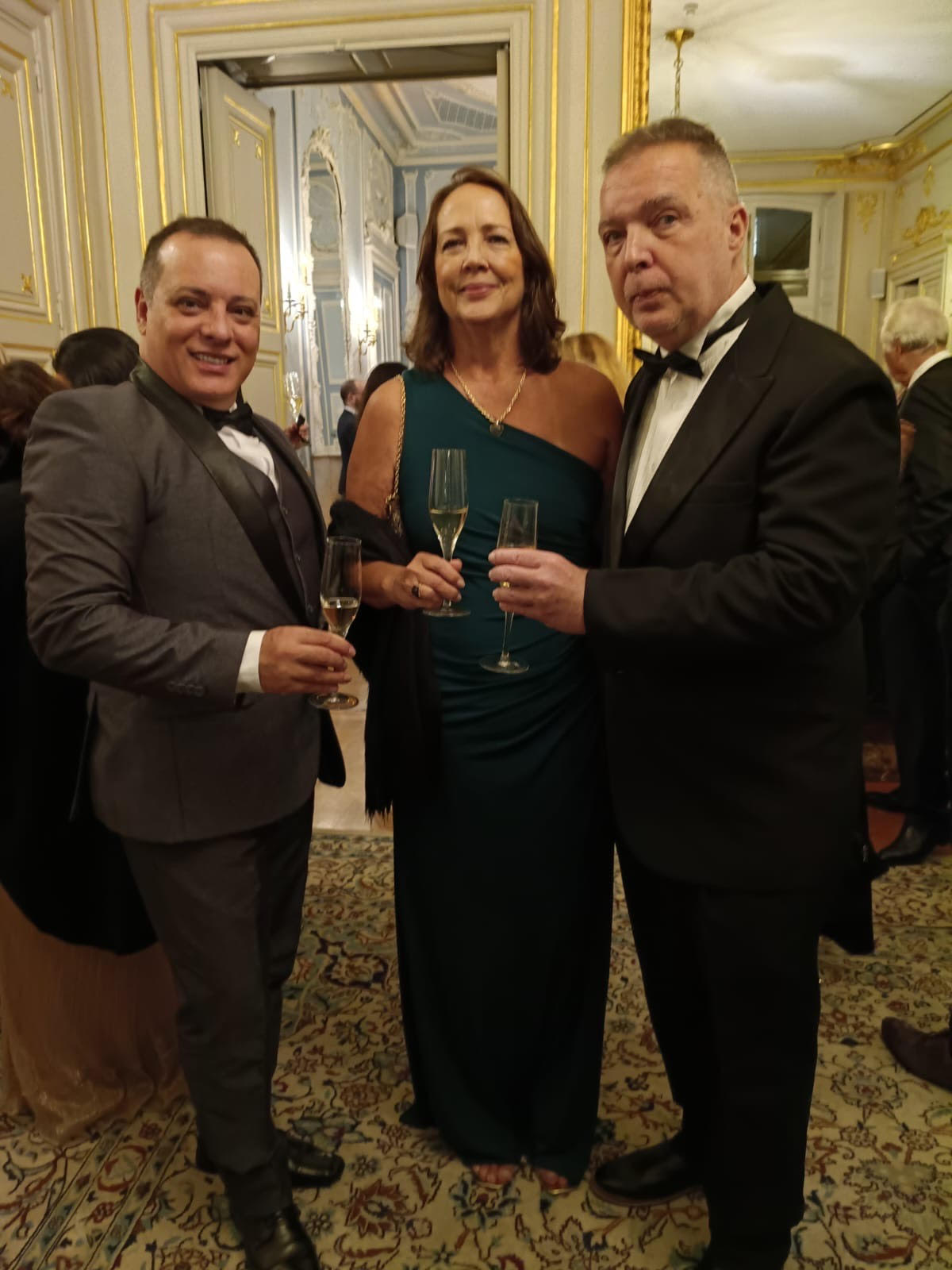 Joana Teixeira recebe homenagem em Paris por ações culturais e sociais