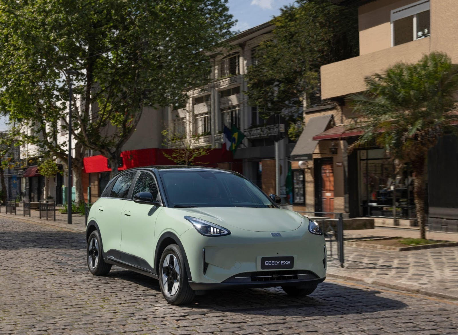 Geely EX2 chega ao Brasil com preços a partir de R$ 119.990