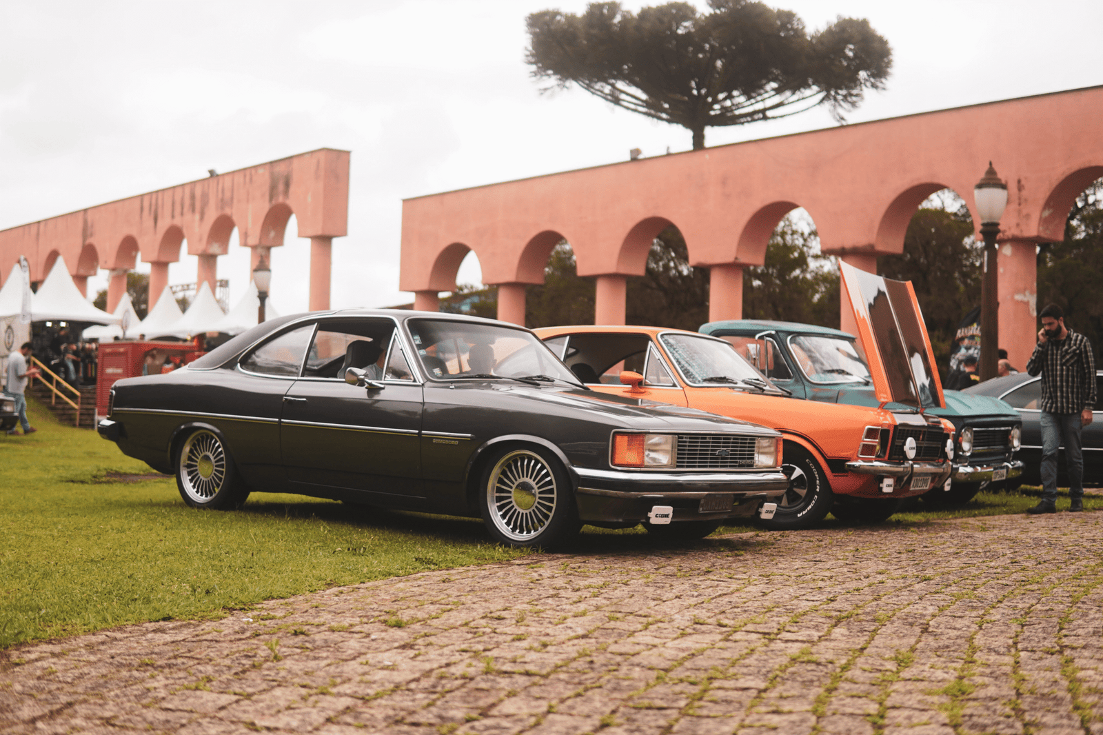 8º Curitiba Custom Day reúne música, gastronomia e carros no Bosque São Cristóvão