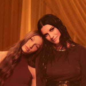 Laura Pausini e Yami Safdie lançam versão emocionante de “Eso y Más”