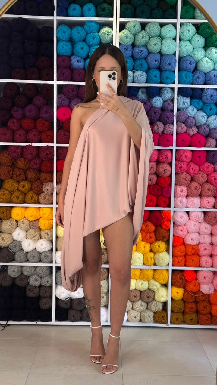 Laura Brito cria 16 vestidos com apenas um tecido