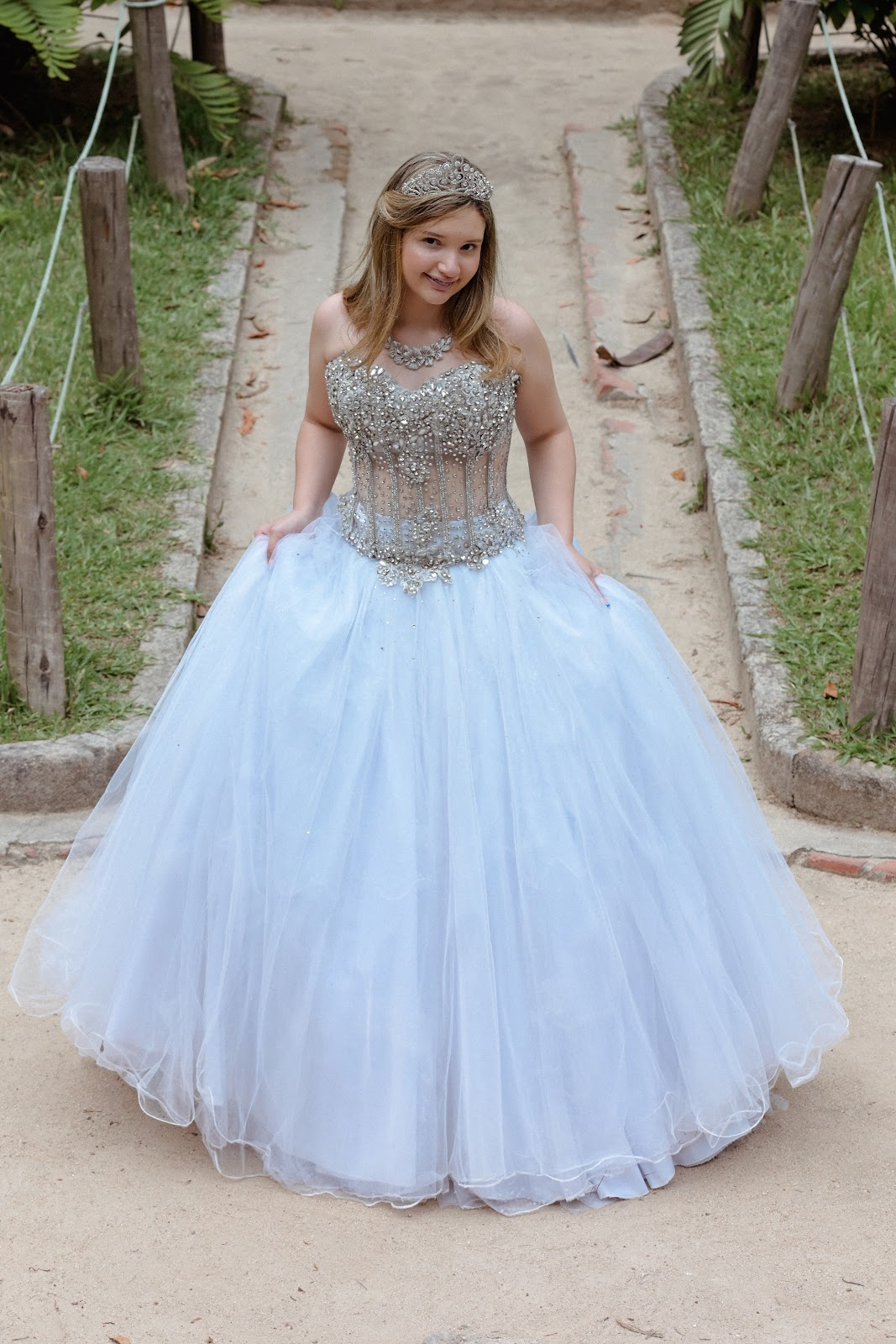 Sophia Ellen comemora 12 anos com tema Alice no País das Maravilhas