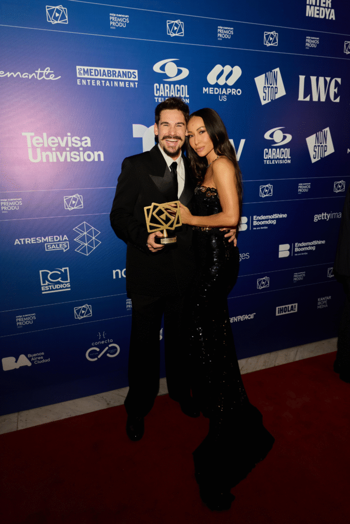 Nicolas Prattes e Sabrina Sato brilham nos Prêmios PRODU em Cancún