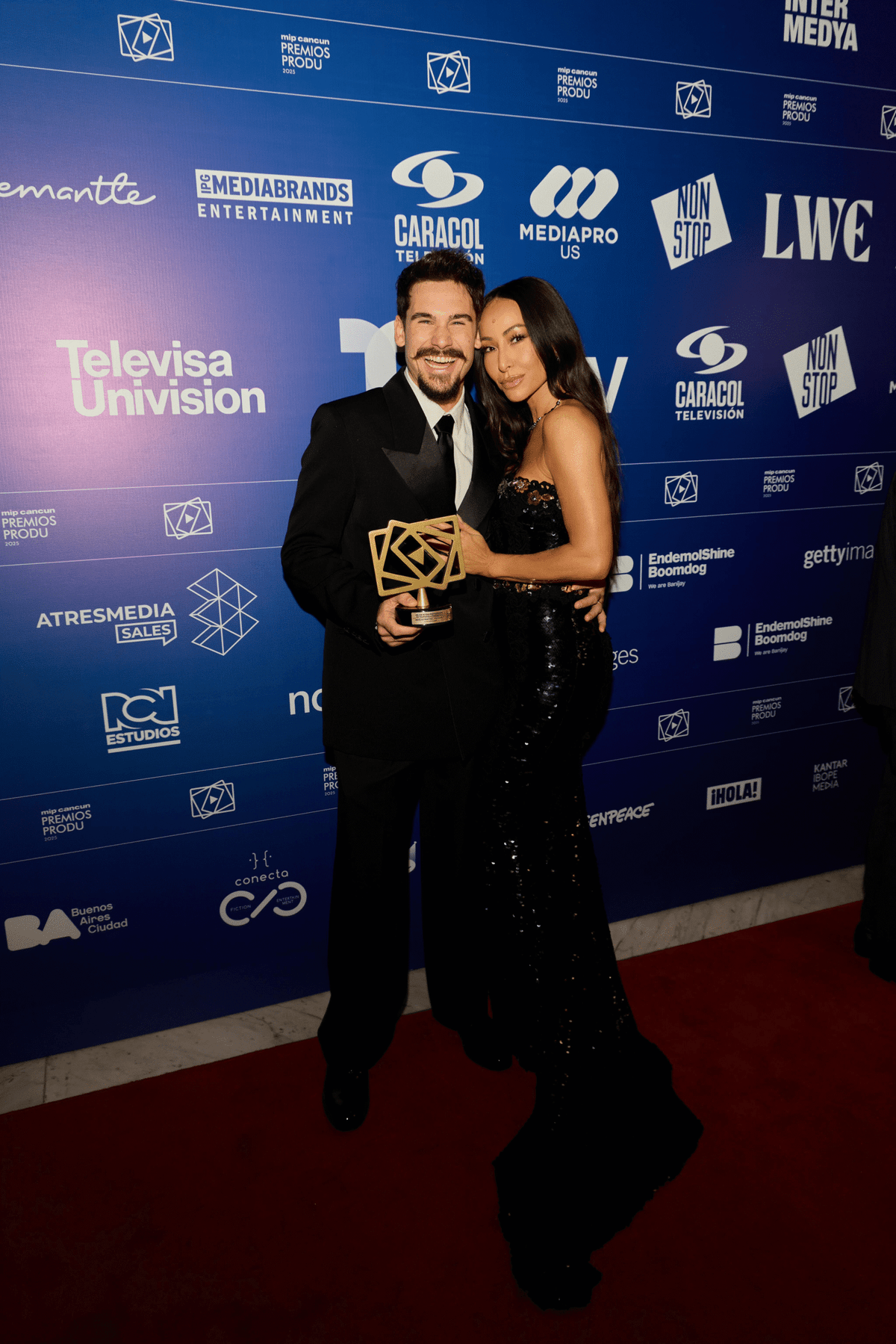 Nicolas Prattes e Sabrina Sato brilham nos Prêmios PRODU em Cancún