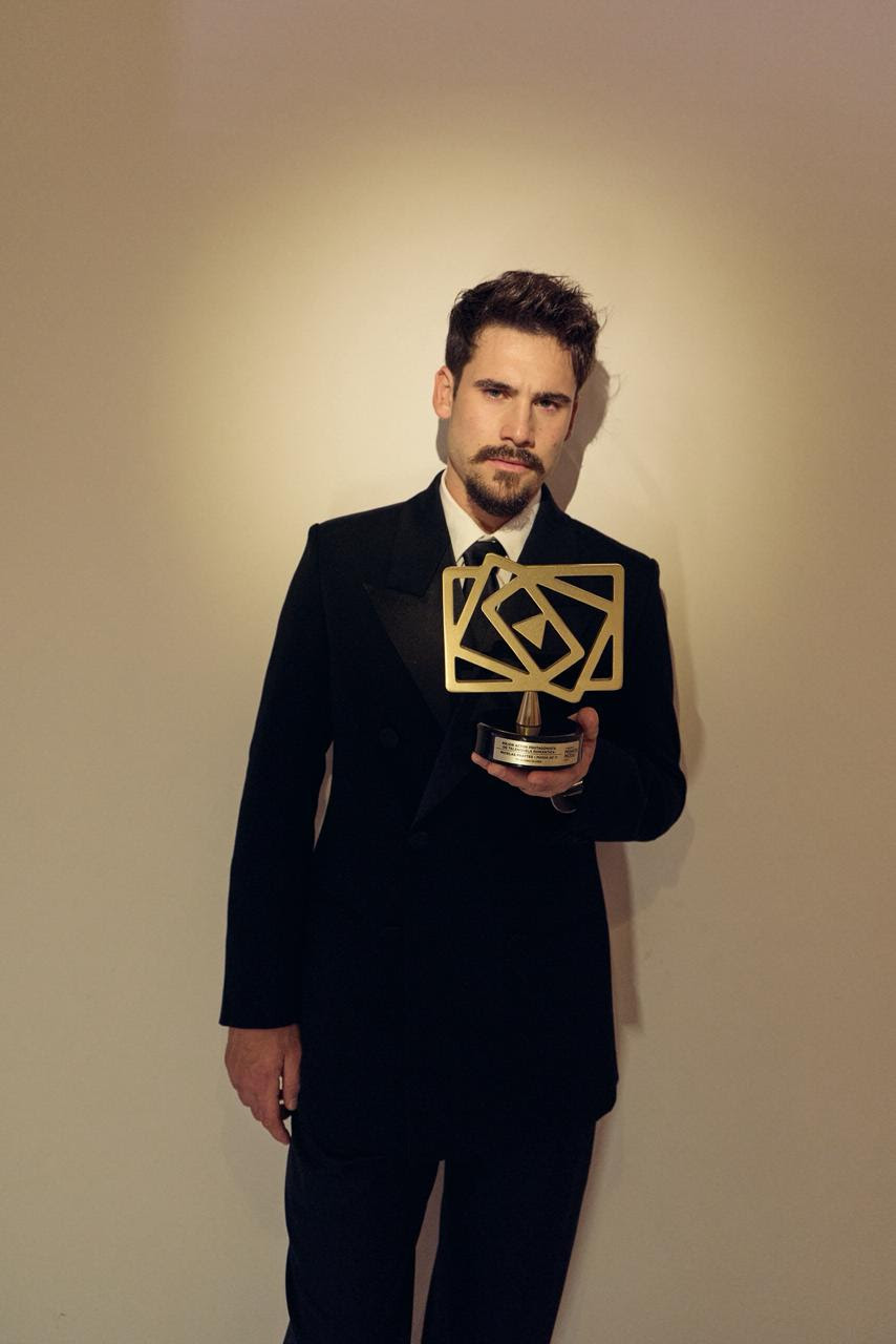 Nicolas Prattes e Sabrina Sato brilham nos Prêmios PRODU em Cancún