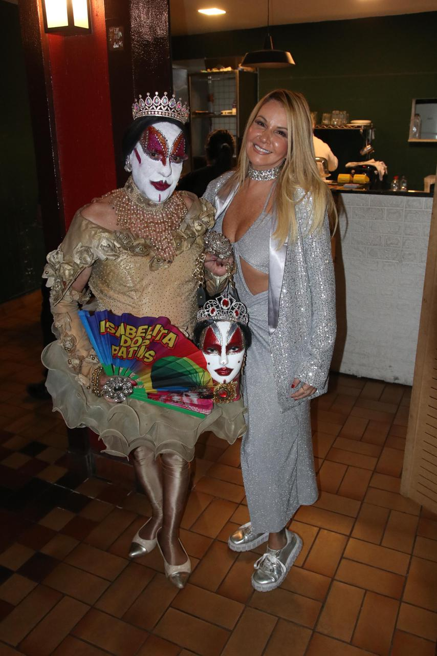 Viviane Fernandes celebra aniversário com festa mágica no Rio