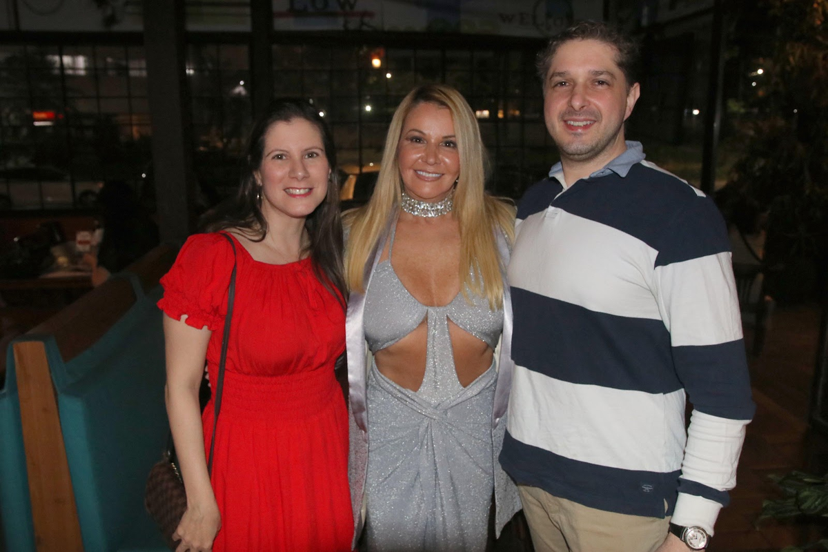 Viviane Fernandes celebra aniversário com festa mágica no Rio